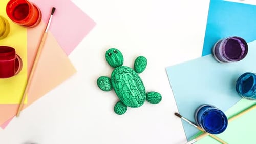 Verkleinern, Schritt für Schritt eine felsengrüne Schildkröte auf einen Stein malen