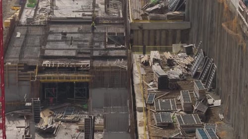 Arbeiter reinigen Stahlstäbe mit Wasser, bevor der Beton auf der Baustelle gegossen wird.
Fundament