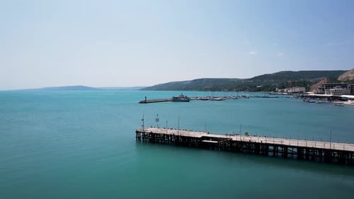 Vista aérea del muelle y puerto de Balchik, Bulgaria.