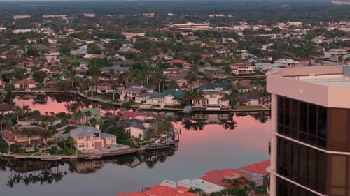 Foto aérea con zoom de la bahía y los edificios de la ciudad de Naples, Florida, al atardecer
