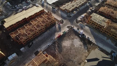 toma aérea de un sitio de construcción en desarrollo