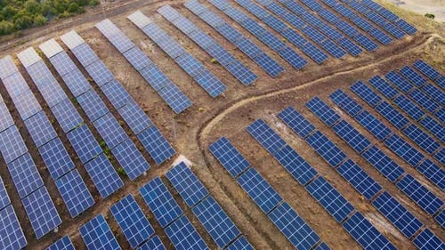 Solarkraftwerk mit Reihensolarmodulen Erneuerbare Energien