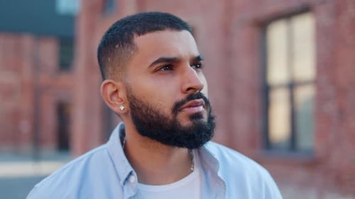 Homem estressado sentindo preocupação e depressão por causa de problemas com dinheiro