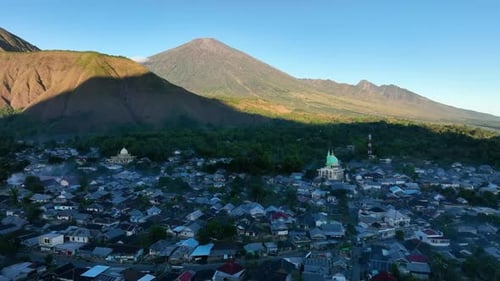 Vue aérienne du village de Sembalun entouré par l'agriculture de Lombok
