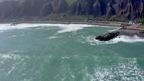 Vista aérea de la costa de Miraflores con olas del océano y acantilados en Lima, Perú