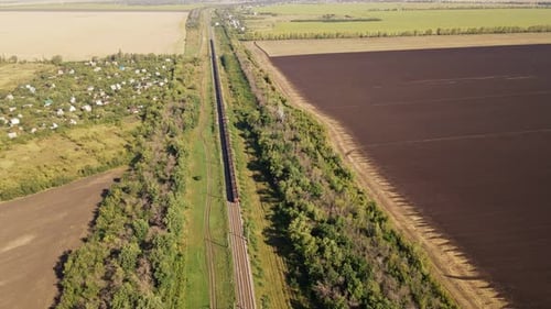 Güterzug durchquert die Landschaft