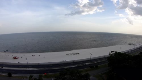 time-lapse, ciel généralement nuageux, montrant l'océan, la plage, la route principale avec beaucoup de trafic - 14t