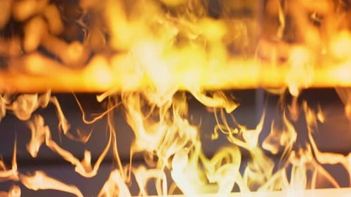 Faszinierende Flammen tanzen in lebendigen Farben in einer ruhigen Umgebung