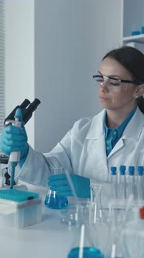 En laboratoire, le pharmacien-technologue développe de nouvelles formes de libération de médicaments pour améliorer leur