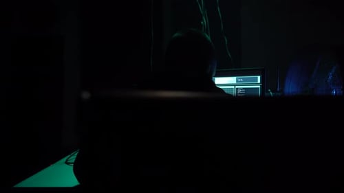 Hackers procurados codificando ransomware de vírus usando laptops e computadores no porão do ataque cibernético