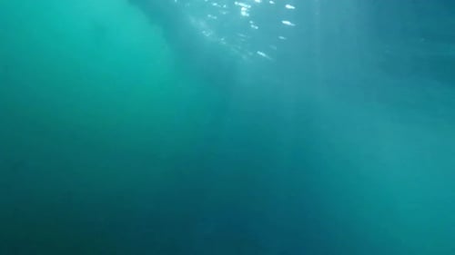 Vague s'écrasant sous la surface de l'eau