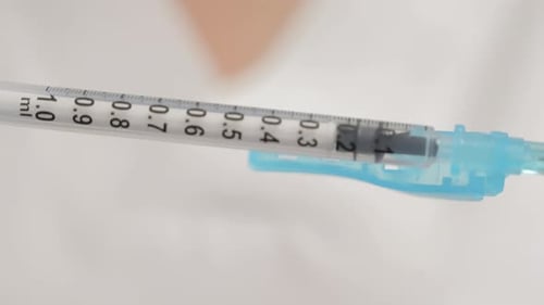 Close-up de uma seringa com números cheios de líquido