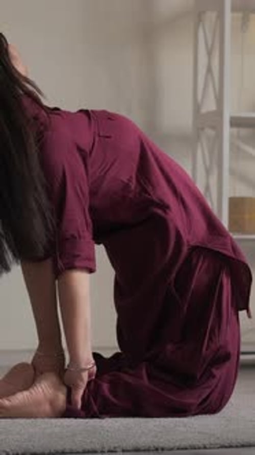 Estilo de vida vertical para mujer, camello, pose en casa
