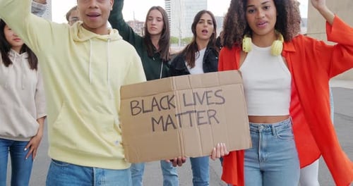 Groupe de jeunes de diverses origines qui protestent contre le racisme