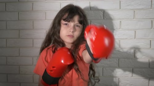 Boxendes Kind mit roten Handschuhen von Wall