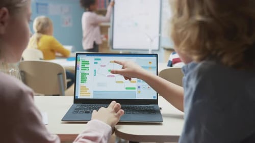 Clase de ciencias de la escuela primaria: niños y niñas por encima del hombro usan una computadora portátil con pantalla Showi