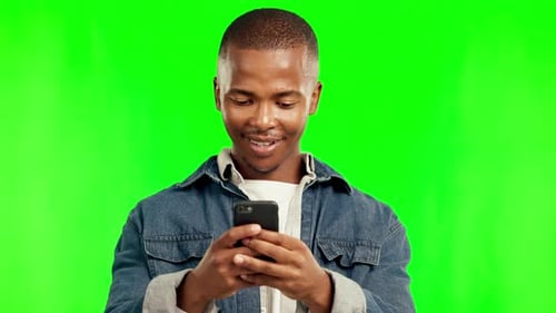 Grüner Bildschirm, Lächeln und schwarzer Mann mit Handy, Tippen und Verbindung mit mobiler App