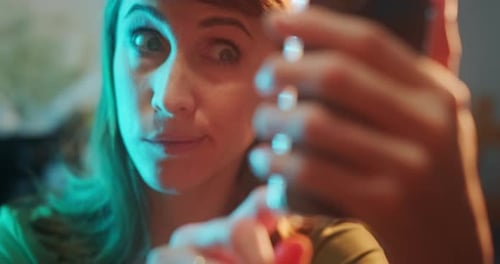 Frau macht Selfies. Nahaufnahme der Frau, die Selfies mit ihrem Smartphone macht