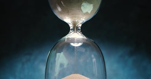 Sanduhr mit nach oben fließendem Sand, der die umgekehrte Zeit symbolisiert. Konzept, die Zeit zurückzudrehen.