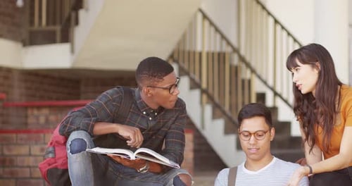 Regroupez, étudiez et étudiez au collège avec diversité, apprenez ensemble et discutez sur le campus