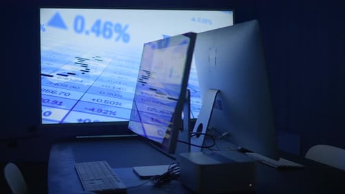 Explore una configuración de negociación moderna con monitores duales junto con una visualización de datos mejorada