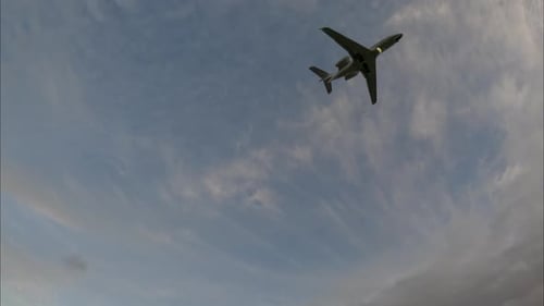 Avion à réaction atterrissant en silhouette. Tir de suivi