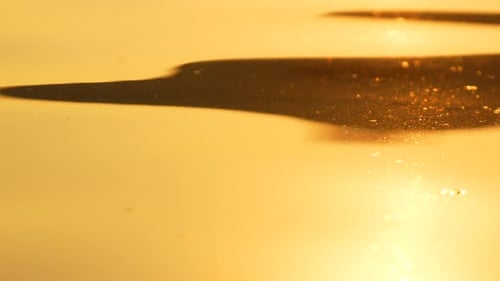 Mer abstraite, été, océan, coucher de soleil, nature, petites vagues sur la surface de l'eau dorée en mouvement