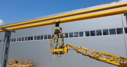 Arbeiter an einem Kran in einer Industrieanlage Konzept einer Industrieanlage