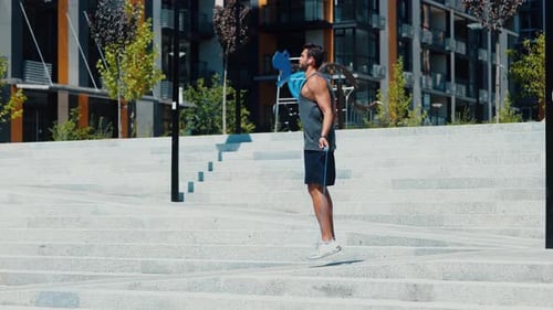 Hombre joven haciendo ejercicio al aire libre