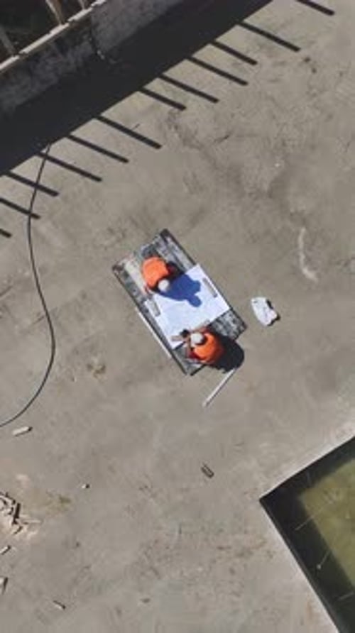 Vídeo vertical sobre cimientos, escalones de construcción, impermeabilización y construcción de estructuras metálicas capturados in situ