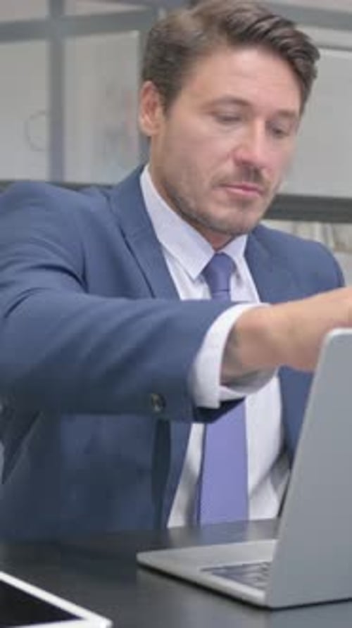 Empresário adulto maduro cansado saindo do escritório