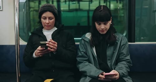 Zug, Telefon und Frauen in der U-Bahn für Reisen, Pendeln und Fahrten mit dem Bahnhof in der Stadt
