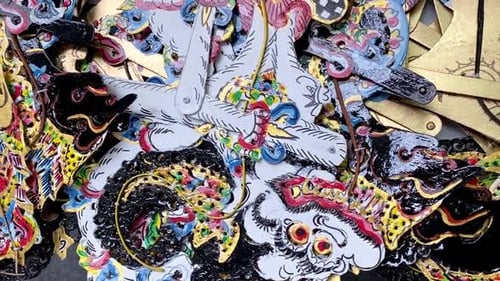 Mittlere Aufnahme des traditionellen Wayang Kulit der indonesischen Kultur