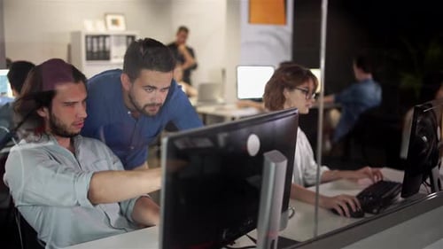 Männliche Kollegen diskutieren Online-Projekt Blick auf den PC-Bildschirm Mentor unterrichtet junger Mann erklärt Unternehmens-
