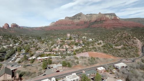 In der Innenstadt von Sedona, Arizona, mit Drohnenvideo, das sich zurückzieht.