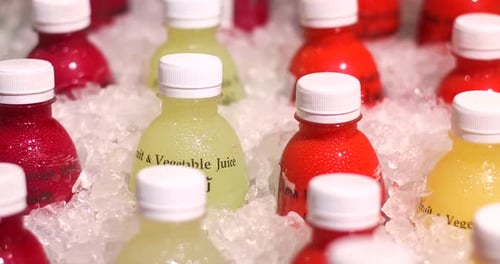 Bouteilles en plastique avec jus de fruits et de légumes fraîchement pressés colorés