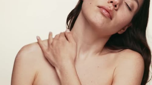 Femme appliquant de la crème sur les épaules et le cou