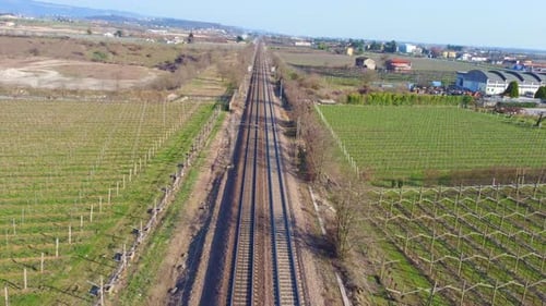 4K-Luftdrohnenaufnahmen leerer Bahngleise, aufgenommen von oben mit flüssiger Kinobewegung