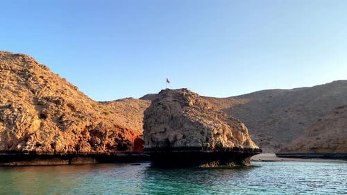 Oman-Flagge auf einem Felsen, Bandar AL Khairan, Muscat.