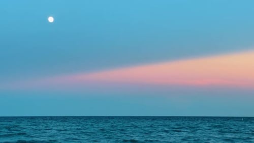 Minimalistischer Meereshorizont mit Mond bei Sonnenuntergang. Ruhige Meerwasseroberfläche mit rosafarbenem Farbverlauf