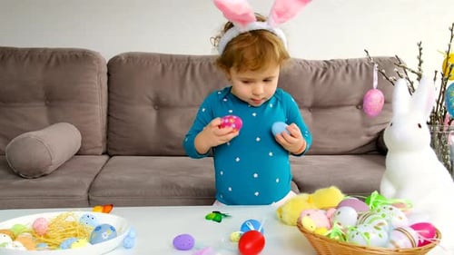 Oster-Tischeier und Dekoration und Kinder