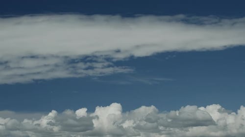 Wunderschöne Cumuluswolken auf blauem Himmel.