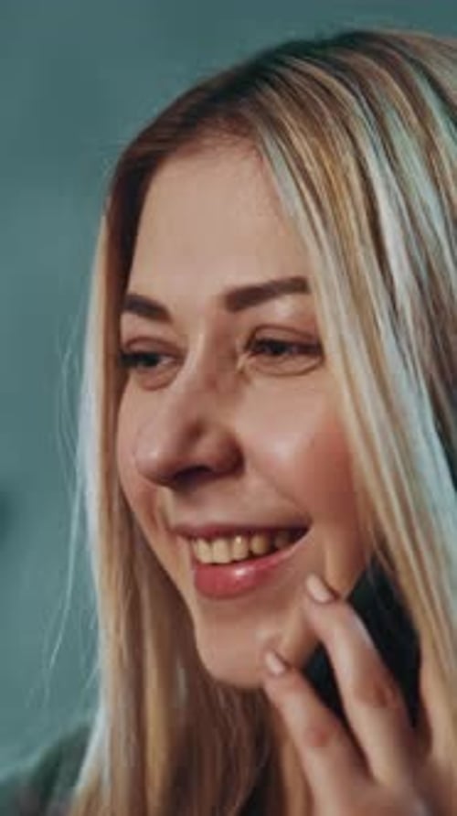 Mujer habla en un teléfono inteligente con una imagen de ultrasonografía