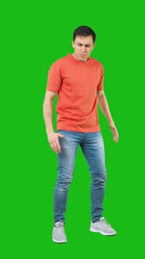 Selbstbewusster Mann blickt in die Kamera Grüner Hintergrund