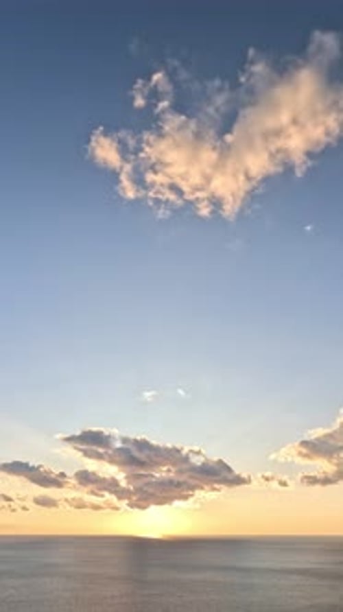 Timelapse : cumulus moelleux se déplaçant dans un ciel doré brillant au coucher du soleil au-dessus de la mer, nature aérienne abstraite