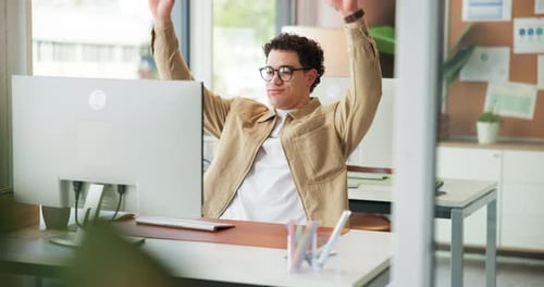 Geschäft, Mann und Stretching mit Computer im Büro für die Arbeitspause, erledigte Aufgabe und gute Nachrichten