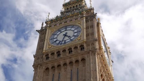 Foto de baixo ângulo da torre do relógio do Big Ben após a restauração, quando as nuvens passam para trás. Linda fachada, ótima