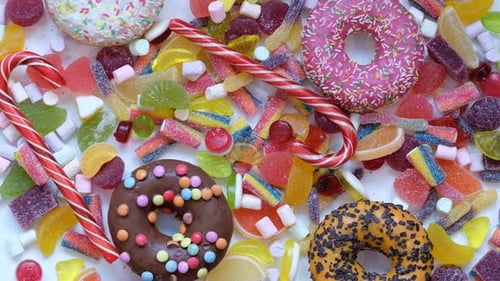 Viele bunte Süßigkeiten, leckeres appetitliches Partyzubehör, alles Gute zum Geburtstag, süße Leckerei, Wirbelbonbons
