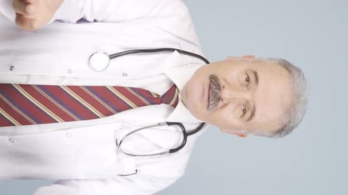 Vídeo vertical de O velho médico estende uma mão amiga.