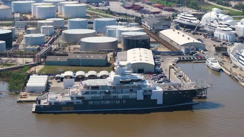 Construction de yachts de luxe dans un chantier naval de Savannah en Géorgie Assemblage de navires de mer